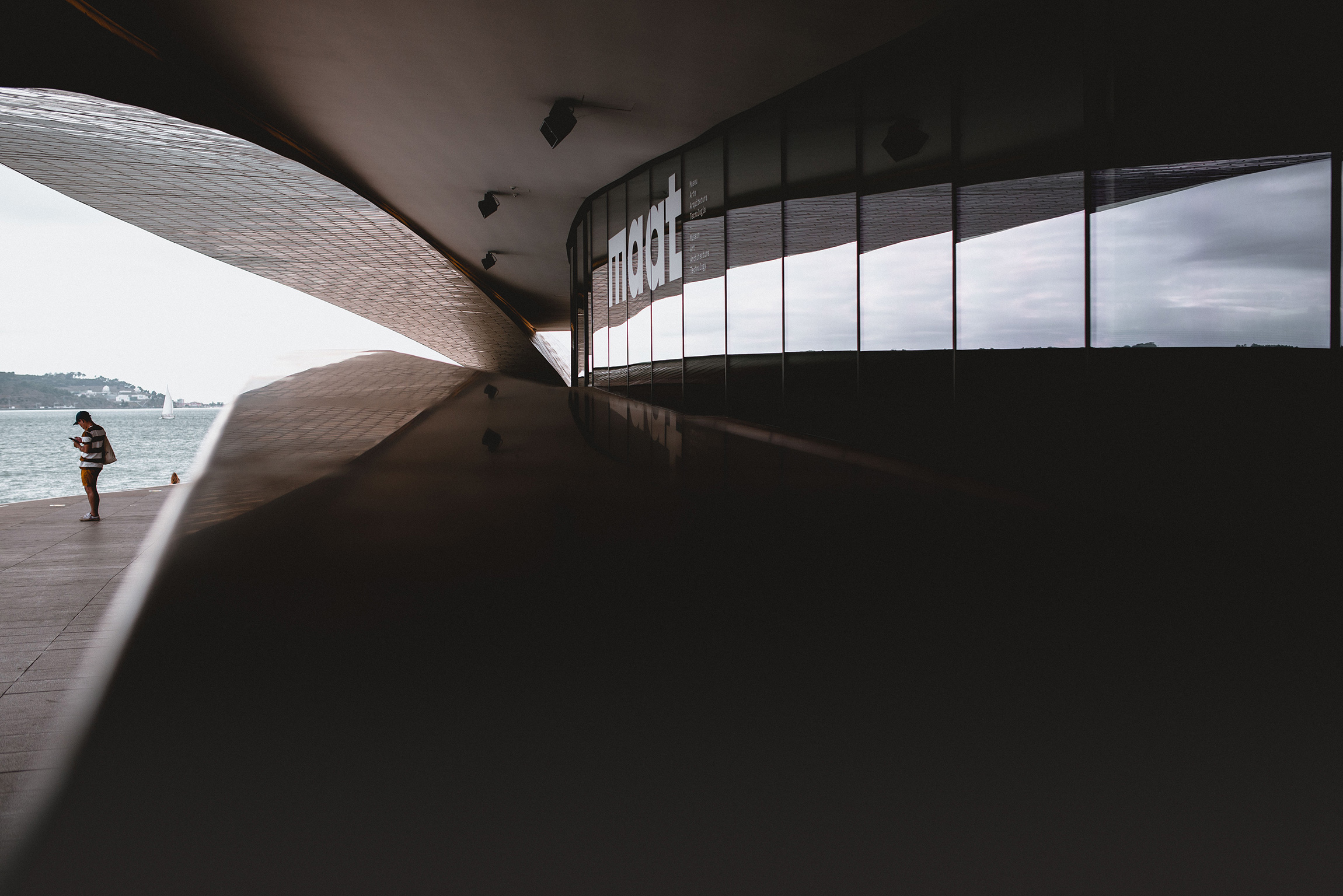 Eingangsbereich des MAAT Museums in Lissabon, Portugal.